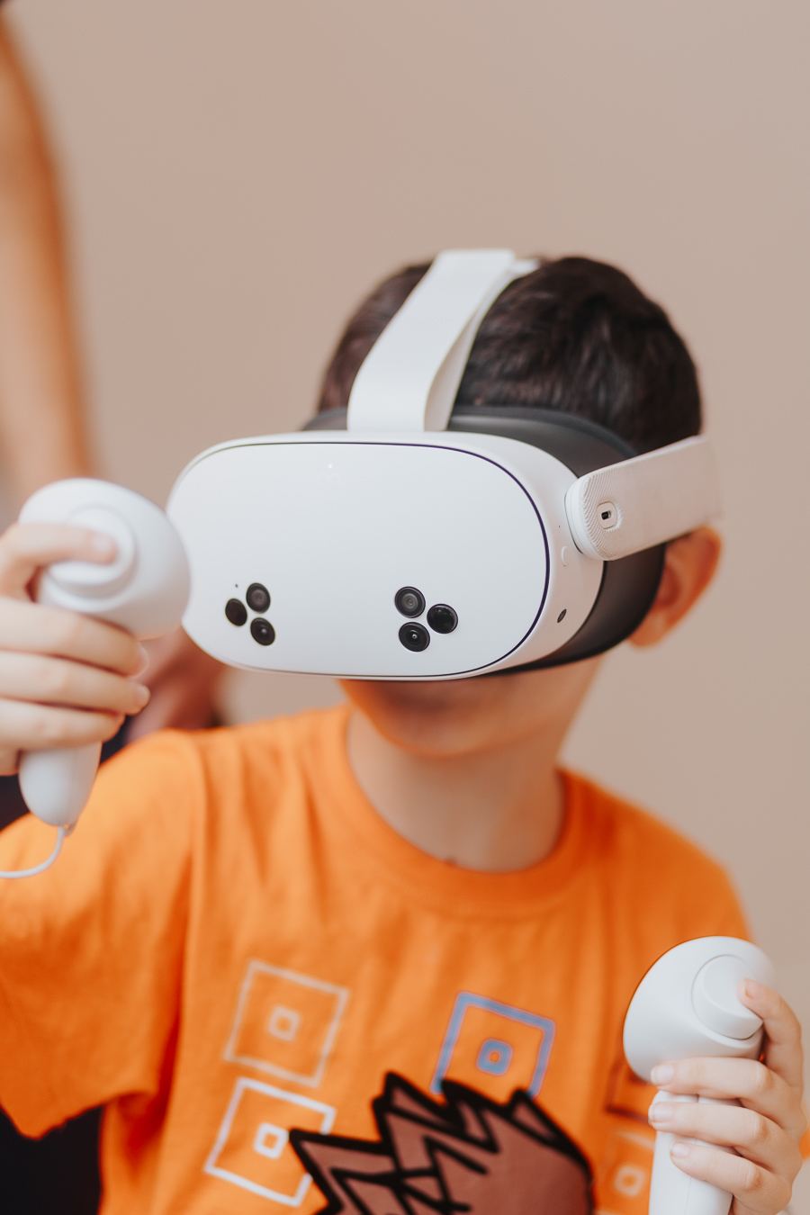 Criança usando óculos de realidade virtual durante uma avaliação