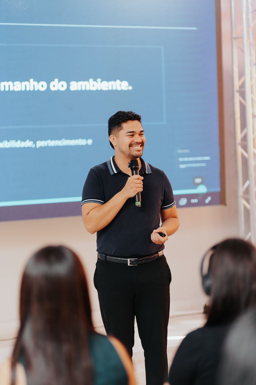 Luiz Cavalcanti apresentando para uma plateia