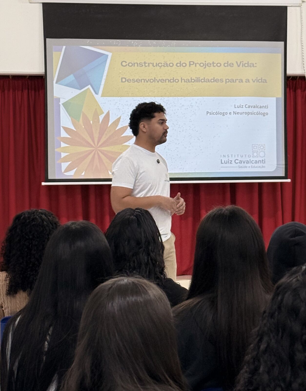 Luiz Cavalcanti apresentando a palestra Construção do Projeto de Vida para estudantes em uma escola