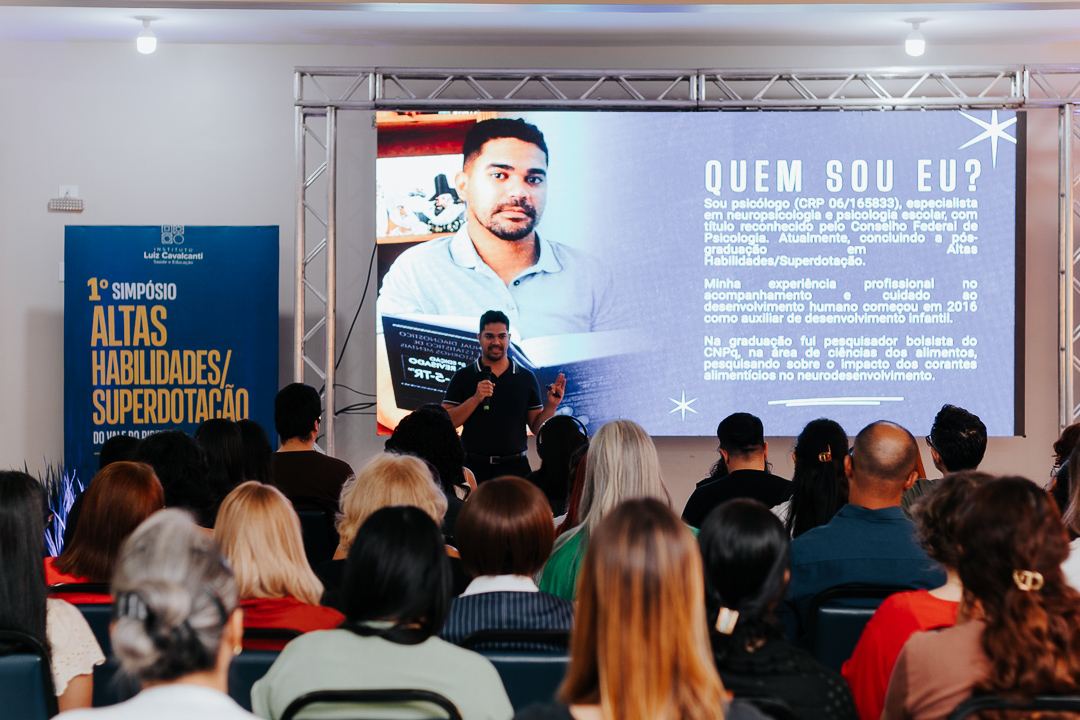 Luiz Cavalcanti se apresentando para a plateia do simpósio